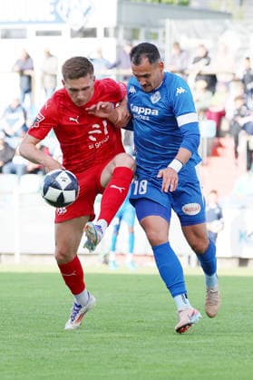 10.06.2026, xrekx, Fussball Relegation Regionalliga Suedwest , FK Pirmasens - VfR Mannheim v.l. Pasqual Pander (VfR Mannheim) Luka Dimitrijevic (FK Pirmasens) Zweikampf, Aktion, action, battle for the ball (DFL DFB REGULATIONS PROHIBIT ANY USE OF PHOTOGRAPHS as IMAGE SEQUENCES and or QUASI-VIDEO) Pirmasens