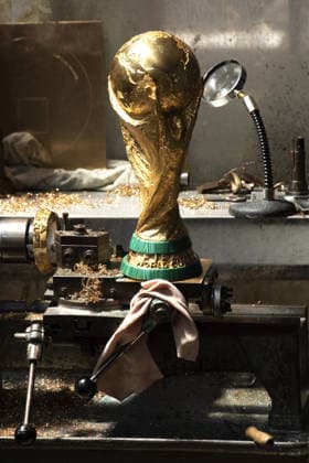 FIFA World Cup, WM, Weltmeisterschaft, Fussball Produzione e realizzazione della Coppa, How it is made, GDE Bertoni, Azione, Action, Primo piano, Close up PRODUZIONE E REALIZZAZIONE DELLA FIFA WORLD CUP
