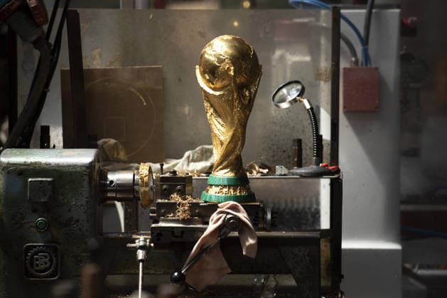 FIFA World Cup, WM, Weltmeisterschaft, Fussball Produzione e realizzazione della Coppa, How it is made, GDE Bertoni, Azione, Action, Primo piano, Close up PRODUZIONE E REALIZZAZIONE DELLA FIFA WORLD CUP