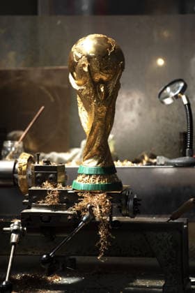 FIFA World Cup, WM, Weltmeisterschaft, Fussball Produzione e realizzazione della Coppa, How it is made, GDE Bertoni, Azione, Action, Primo piano, Close up PRODUZIONE E REALIZZAZIONE DELLA FIFA WORLD CUP