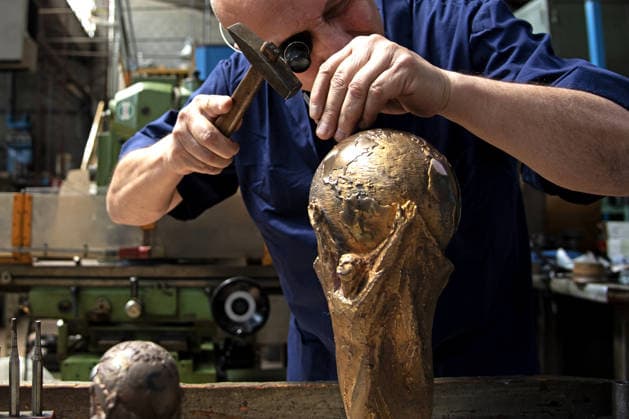 FIFA World Cup, WM, Weltmeisterschaft, Fussball Produzione e realizzazione della Coppa, How it is made, GDE Bertoni, Azione, Action, Primo piano, Close up PRODUZIONE E REALIZZAZIONE DELLA FIFA WORLD CUP