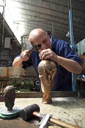 FIFA World Cup, WM, Weltmeisterschaft, Fussball Produzione e realizzazione della Coppa, How it is made, GDE Bertoni, Azione, Action, Primo piano, Close up PRODUZIONE E REALIZZAZIONE DELLA FIFA WORLD CUP