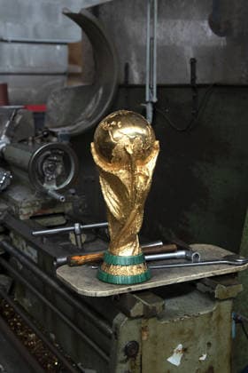FIFA World Cup, WM, Weltmeisterschaft, Fussball Produzione e realizzazione della Coppa, How it is made, GDE Bertoni, Azione, Action, Primo piano, Close up PRODUZIONE E REALIZZAZIONE DELLA FIFA WORLD CUP