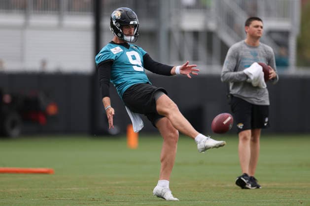 JACKSONVILLE, FL - JUNE 10: Jacksonville Jaguars punter Logan Cooke (9) punts during Minicamp on June 10, 2026 at Miller Electric Center in Jacksonville, Fl. (Photo by David Rosenblum Icon Sportswire) NFL, American Football Herren, USA JUN 10 Jacksonville Jaguars Minicamp EDITORIAL USE ONLY Icon260610162150