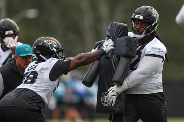 JACKSONVILLE, FL - JUNE 10: Jacksonville Jaguars defensive tackle Davon Hamilton (52) and Jacksonville Jaguars defensive tackle Albert Regis (98) work on a drill during Minicamp on June 10, 2026 at Miller Electric Center in Jacksonville, Fl. (Photo by David Rosenblum Icon Sportswire) NFL, American Football Herren, USA JUN 10 Jacksonville Jaguars Minicamp EDITORIAL USE ONLY Icon260610162212