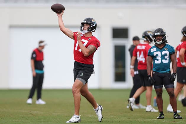 JACKSONVILLE, FL - JUNE 10: Jacksonville Jaguars quarterback Joey Aguilar (17) throws a pass during Minicamp on June 10, 2026 at Miller Electric Center in Jacksonville, Fl. (Photo by David Rosenblum Icon Sportswire) NFL, American Football Herren, USA JUN 10 Jacksonville Jaguars Minicamp EDITORIAL USE ONLY Icon260610162568