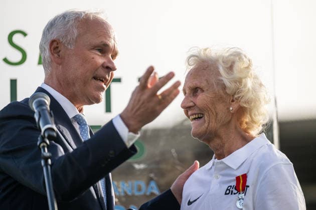 260610 Unni Helland receives Kongens Fortjenstmedalje from Jan Tore Sanner during the Diamond League athletics competition Bislett Games on June 10, 2026 in Oslo. Photo: Jon Olav Nesvold BILDBYRAN COP 217 MM0071 bbeng friidrett friidrott athletics diamond league bislett games 2026 bislett games norge norway