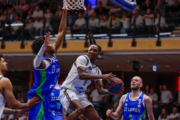 Tyreek Scott-Grayson of ZZ Leiden and Devin Whitfield of Landstede Hammers battle for the ball Landstede Hammers v ZZ Leiden, Play-off Final Basketball, Landstede Hammers v ZZ Leiden, Landstede Sportcentrum, June 10, 2026, Zwolle, Netherlands.