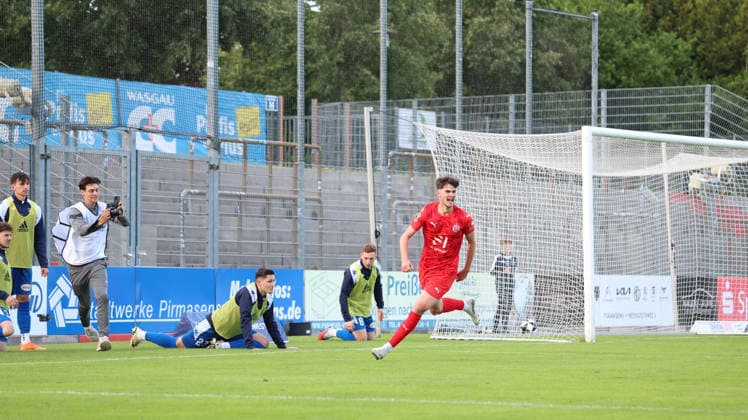 10.06.2026, xrekx, Fussball Relegation Regionalliga Suedwest , FK Pirmasens - VfR Mannheim v.l. Torjubel nach dem Tor zum celebrating the goal celebrate 0:1 durch Tim Seifert (VfR Mannheim) (DFL DFB REGULATIONS PROHIBIT ANY USE OF PHOTOGRAPHS as IMAGE SEQUENCES and or QUASI-VIDEO) Pirmasens