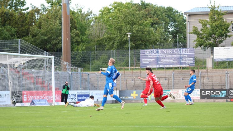 10.06.2026, xrekx, Fussball Relegation Regionalliga Suedwest , FK Pirmasens - VfR Mannheim v.l. Torjubel nach dem Tor zum celebrating the goal celebrate 0:1 durch Tim Seifert (VfR Mannheim) (DFL DFB REGULATIONS PROHIBIT ANY USE OF PHOTOGRAPHS as IMAGE SEQUENCES and or QUASI-VIDEO) Pirmasens