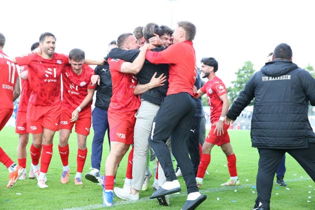 10.06.2026, xrekx, Fussball Relegation Regionalliga Suedwest , FK Pirmasens - VfR Mannheim v.l. Torjubel nach dem Tor zum celebrating the goal celebrate 0:1 durch Tim Seifert (VfR Mannheim) (DFL DFB REGULATIONS PROHIBIT ANY USE OF PHOTOGRAPHS as IMAGE SEQUENCES and or QUASI-VIDEO) Pirmasens