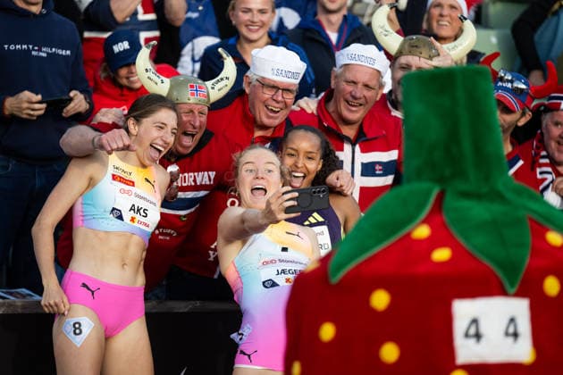 260610 Henriette Jaeger of Norway celebrates with fans, Astri Ertzgaard and Josefine Aks of Norway after women™s 400 meter final during the Diamond League athletics competition Bislett Games on June 10, 2026 in Oslo. Photo: Jon Olav Nesvold BILDBYRAN COP 217 MM0071 bbeng friidrett friidrott athletics diamond league bislett games 2026 bislett games norge norway publik