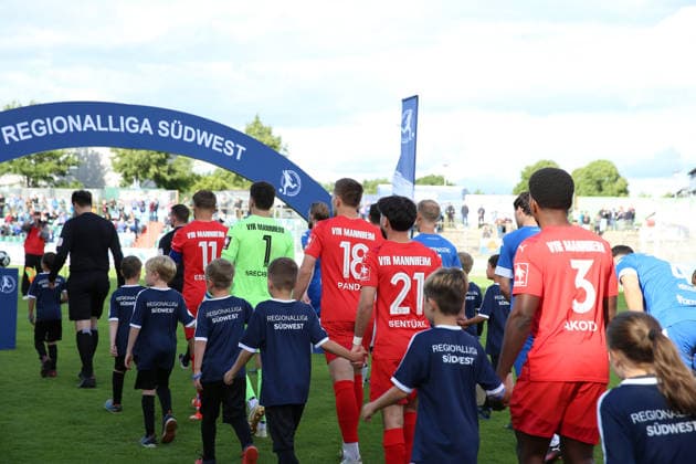 10.06.2026, xrekx, Fussball Relegation Regionalliga Suedwest , FK Pirmasens - VfR Mannheim v.l. Einlauf der Teams (DFL DFB REGULATIONS PROHIBIT ANY USE OF PHOTOGRAPHS as IMAGE SEQUENCES and or QUASI-VIDEO) Pirmasens