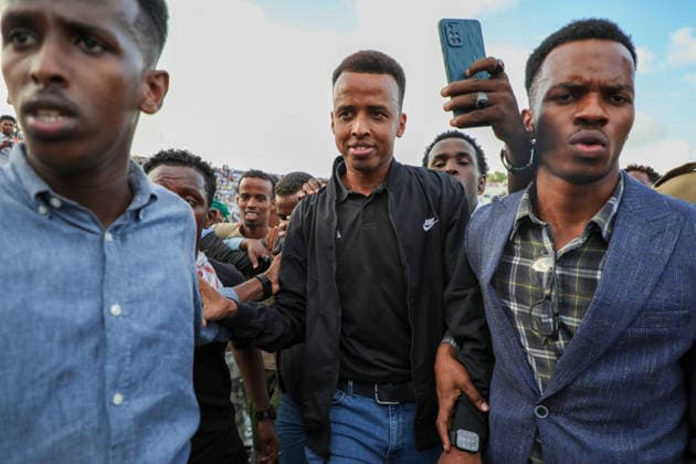 Somali referee Artan greeted by fans after being denied US entry for World Cup MOGADISHU, SOMALIA - JUNE 10: Somali referee Omar Abdulkadir Artan greets fans who show support for him, after he was denied entry into the United States where he had traveled to take part in the World Cup organization and was forced to return to his country, in Mogadishu, Somalia on June 10, 2026. Abuukar Mohamed Muhidin Anadolu Mogadishu Somalia. Editorial use only. Please get in touch for any other usage.  Copyright: x2026xAnadoluxAbuukarxMohamedxMuhidinx