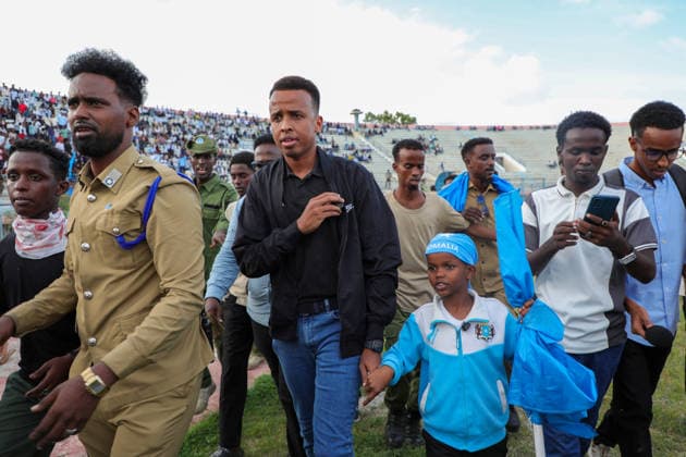 Somali referee Artan greeted by fans after being denied US entry for World Cup MOGADISHU, SOMALIA - JUNE 10: Somali referee Omar Abdulkadir Artan greets fans who show support for him, after he was denied entry into the United States where he had traveled to take part in the World Cup organization and was forced to return to his country, in Mogadishu, Somalia on June 10, 2026. Abuukar Mohamed Muhidin Anadolu Mogadishu Somalia. Editorial use only. Please get in touch for any other usage.  Copyright: x2026xAnadoluxAbuukarxMohamedxMuhidinx