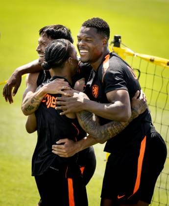 KANSAS CITY - Tijjani Reijnders of the Netherlands, Crysencio Summerville of the Netherlands, and Denzel Dumfries of the Netherlands during a training session of the Dutch national team, Nationalteam at Riverside Stadium on June 10, 2026, in Kansas City. The Dutch national team is preparing for the 2026 FIFA World Cup, WM, Weltmeisterschaft, Fussball KOEN VAN WEEL ANP xVIxANPxSportx xxANPxIVx 560668935 originalFilename: 560668935.jpg