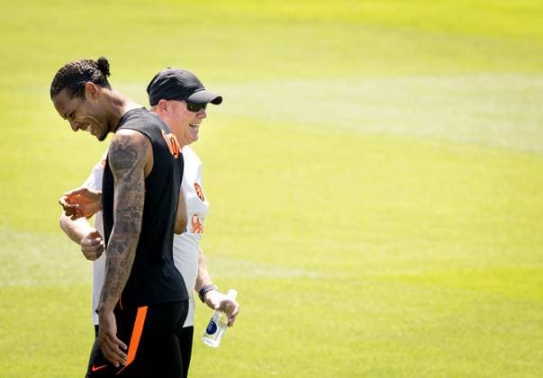 KANSAS CITY - Virgil van Dijk of the Netherlands and Netherlands coach Ronald Koeman during a training session of the Dutch national team, Nationalteam at Riverside Stadium on June 10, 2026, in Kansas City. The Dutch national team is preparing for the 2026 FIFA World Cup, WM, Weltmeisterschaft, Fussball KOEN VAN WEEL ANP xVIxANPxSportx xxANPxIVx 560669498 originalFilename: 560669498.jpg