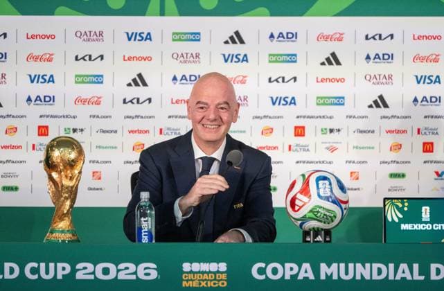 Fußball, Herren, Saison 2025 26, FIFA Word Cup 2026 in Mexiko, Kanada und USA, Mexiko-City ein Tag (Ortszeit) vor dem Eröffnungsspiel, im Bild: Pressekonferenz mit FIFA-Präsident Gianni Infantino im Medienzentrum im Aztekenstadion mit WM-Pokal und WM-Ball, 10.06. 2026,