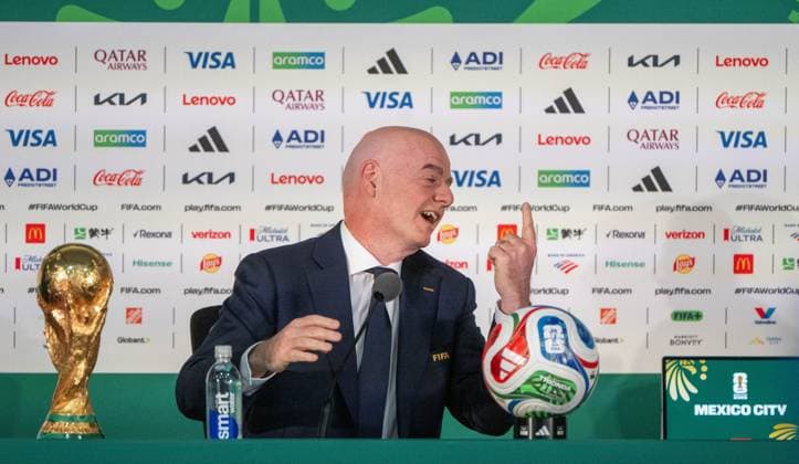 Fußball, Herren, Saison 2025 26, FIFA Word Cup 2026 in Mexiko, Kanada und USA, Mexiko-City ein Tag (Ortszeit) vor dem Eröffnungsspiel, im Bild: Pressekonferenz mit FIFA-Präsident Gianni Infantino im Medienzentrum im Aztekenstadion mit WM-Pokal und WM-Ball, 10.06. 2026,