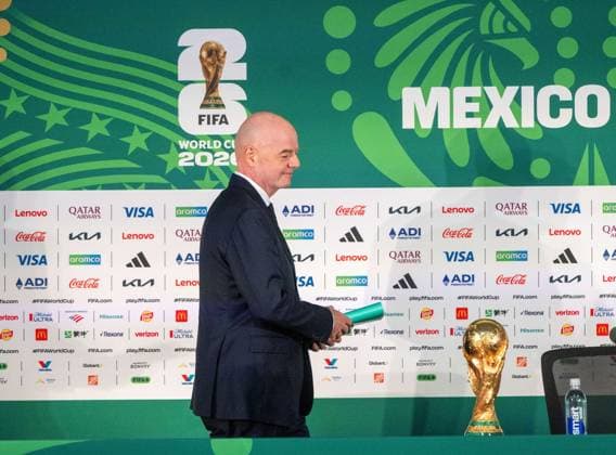 Fußball, Herren, Saison 2025 26, FIFA Word Cup 2026 in Mexiko, Kanada und USA, Mexiko-City ein Tag (Ortszeit) vor dem Eröffnungsspiel, im Bild: Pressekonferenz mit FIFA-Präsident Gianni Infantino im Medienzentrum im Aztekenstadion mit WM-Pokal, 10.06. 2026,
