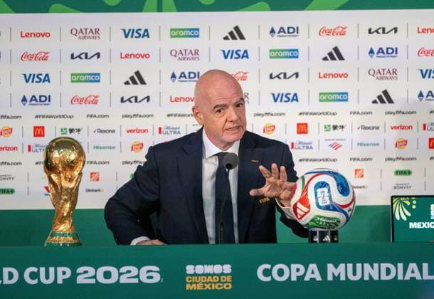 Fußball, Herren, Saison 2025 26, FIFA Word Cup 2026 in Mexiko, Kanada und USA, Mexiko-City ein Tag (Ortszeit) vor dem Eröffnungsspiel, im Bild: Pressekonferenz mit FIFA-Präsident Gianni Infantino im Medienzentrum im Aztekenstadion mit WM-Pokal und WM-Ball, 10.06. 2026,