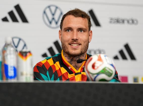 David Raum (Deutschland, 22) nimmt an einer Pressekonferenz. USA, Deutsche Fussballnationalmannschaft, Pressekonferenz, Winston-Salem, 10.06.2026 USA, Deutsche Fussballnationalmannschaft, Pressekonferenz, Winston-Salem, 10.06.2026 Winston-Salem