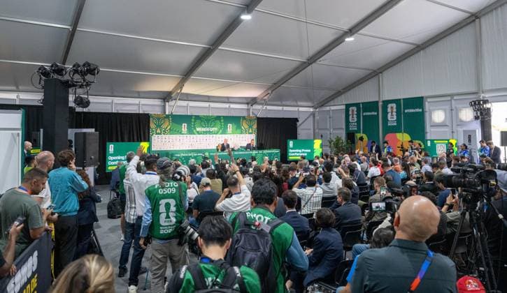 Fußball, Herren, Saison 2025 26, FIFA Word Cup 2026 in Mexiko, Kanada und USA, Mexiko-City ein Tag (Ortszeit) vor dem Eröffnungsspiel, im Bild: Pressekonferenz mit FIFA-Präsident Gianni Infantino im Medienzentrum im Aztekenstadion mit WM-Pokal und WM-Ball, 10.06. 2026,