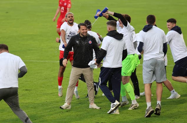 10.06.2026, Fussball Relegation zur Regionalliga Südwest, FK Pirmasens - VfR Mannheim, v.l., Trainer Marcel Abele (VfR Mannheim) bekommt eine Bierdusche DFL DFB REGULATIONS PROHIBIT ANY USE OF PHOTOGRAPHS AS IMAGE SEQUENCES AND OR QUASI-VIDEO. xdcx