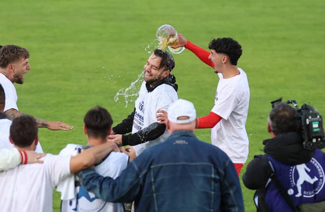 10.06.2026, Fussball Relegation zur Regionalliga Südwest, FK Pirmasens - VfR Mannheim, v.l., Trainer Marcel Abele (VfR Mannheim) bekommt eine Bierdusche DFL DFB REGULATIONS PROHIBIT ANY USE OF PHOTOGRAPHS AS IMAGE SEQUENCES AND OR QUASI-VIDEO. xdcx