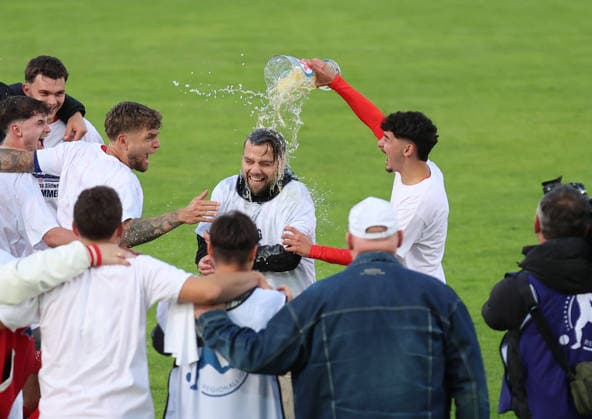 10.06.2026, Fussball Relegation zur Regionalliga Südwest, FK Pirmasens - VfR Mannheim, v.l., Trainer Marcel Abele (VfR Mannheim) bekommt eine Bierdusche DFL DFB REGULATIONS PROHIBIT ANY USE OF PHOTOGRAPHS AS IMAGE SEQUENCES AND OR QUASI-VIDEO. xdcx