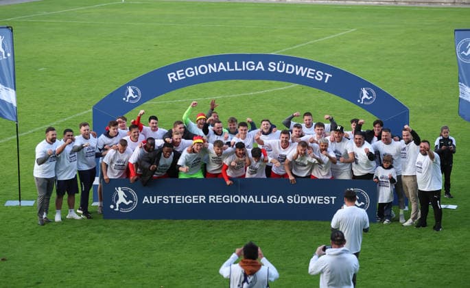 10.06.2026, Fussball Relegation zur Regionalliga Südwest, FK Pirmasens - VfR Mannheim, v.l., Mannheim-Spieler jubelnd bejubelt jubelt jubeln celebrate den Aufstieg DFL DFB REGULATIONS PROHIBIT ANY USE OF PHOTOGRAPHS AS IMAGE SEQUENCES AND OR QUASI-VIDEO. xdcx