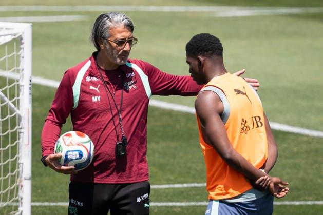 FIFA World Cup, WM, Weltmeisterschaft, Fussball 2026 - Switzerland training session Switzerland s head coach Murat Yakin (L) talks to his player Breel Embolo participates in a training session of the Swiss national soccer team at the SDJA in San Diego, California, USA, 10 June 2026. Switzerland are drawn in Group B of the upcoming FIFA World Cup 2026 starting on 11 June 2026 and running until 19 July 2026. San Diego United States  Copyright: xPETERxKLAUNZERx