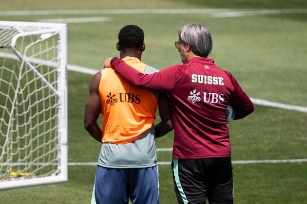 FIFA World Cup, WM, Weltmeisterschaft, Fussball 2026 - Switzerland training session Switzerland s head coach Murat Yakin (R) talks to his player Breel Embolo participates in a training session of the Swiss national soccer team at the SDJA in San Diego, California, USA, 10 June 2026. Switzerland are drawn in Group B of the upcoming FIFA World Cup 2026 starting on 11 June 2026 and running until 19 July 2026. San Diego United States  Copyright: xPETERxKLAUNZERx