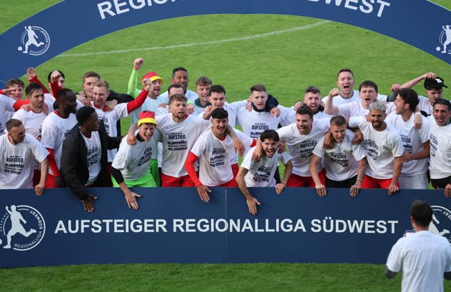 10.06.2026, Fussball Relegation zur Regionalliga Südwest, FK Pirmasens - VfR Mannheim, v.l., Mannheim-Spieler jubelnd bejubelt jubelt jubeln celebrate den Aufstieg DFL DFB REGULATIONS PROHIBIT ANY USE OF PHOTOGRAPHS AS IMAGE SEQUENCES AND OR QUASI-VIDEO. xdcx