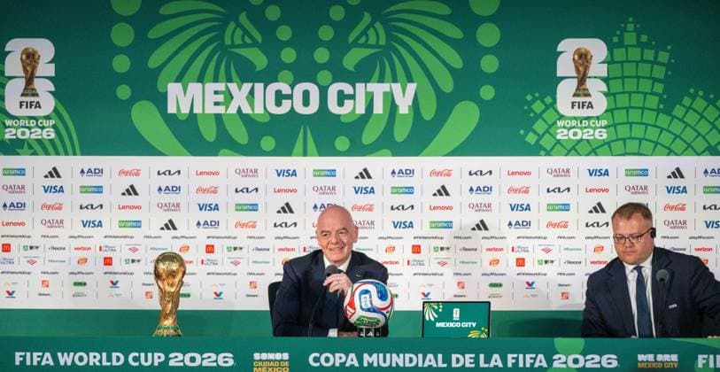 Fußball, Herren, Saison 2025 26, FIFA Word Cup 2026 in Mexiko, Kanada und USA, Mexiko-City ein Tag (Ortszeit) vor dem Eröffnungsspiel, im Bild: Pressekonferenz mit FIFA-Präsident Gianni Infantino im Medienzentrum im Aztekenstadion, rechts FIFA-Mediendirektor Bryan Swanson, 10.06. 2026,