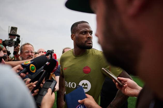 June 10, 2026, Toronto, On, Canada: Canada s Cyle Larin speaks to media during a Team Canada World Cup training session in Toronto, on Wednesday, June 10, 2026. Canada News - June 10, 2026  - ZUMAc35_ 20260610_zaf_c35_045 Copyright: xSammyxKoganx