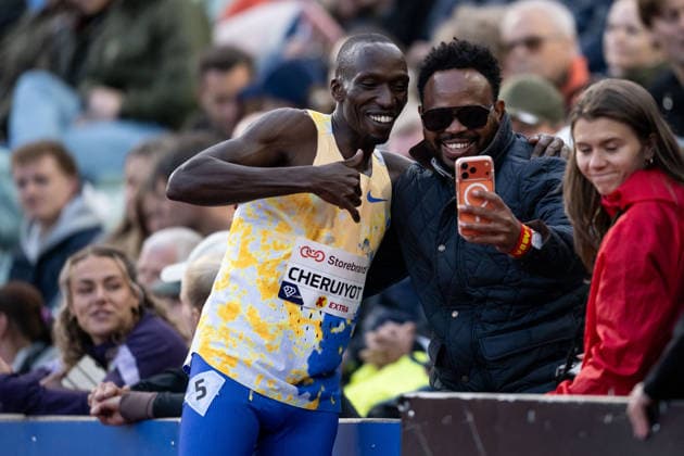 260610 Timothy Cheruiyot of Kenya with fans after men™s dream mile during the Diamond League athletics competition Bislett Games on June 10, 2026 in Oslo. Photo: Marius Simensen BILDBYRAN COP 238 MM0071 bbeng friidrett friidrott athletics diamond league bislett games 2026 bislett games norge norway publik