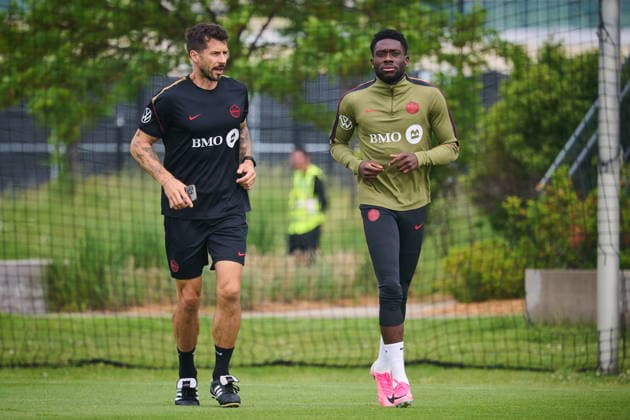 June 10, 2026, Toronto, On, Canada: Canada s Alphonso Davies, right, runs laps during a Team Canada World Cup training session in Toronto, on Wednesday, June 10, 2026. Canada News - June 10, 2026 - ZUMAc35_ 20260610_zaf_c35_049 Copyright: xSammyxKoganx