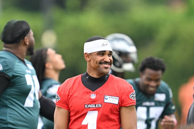 PHILADELPHIA, PA - JUNE 10: Philadelphia Eagles quarterback Jalen Hurts 1 laughs during the Philadelphia Eagles off season minicamp on June 10th, 2026 at the Jefferson Health Training Complex in Philadelphia, PA. (Photo by Terence Lewis Icon Sportswire) NFL, American Football Herren, USA JUN 10 Philadelphia Eagles Minicamp EDITORIAL USE ONLY Icon260610003