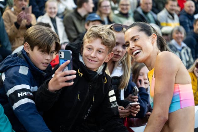 260610 Amalie Iuel of Norway with fans after women™s 400 meter hurdles during the Diamond League athletics competition Bislett Games on June 10, 2026 in Oslo. Photo: Jon Olav Nesvold BILDBYRAN COP 217 MM0071 bbeng friidrett friidrott athletics diamond league bislett games 2026 bislett games norge norway publik