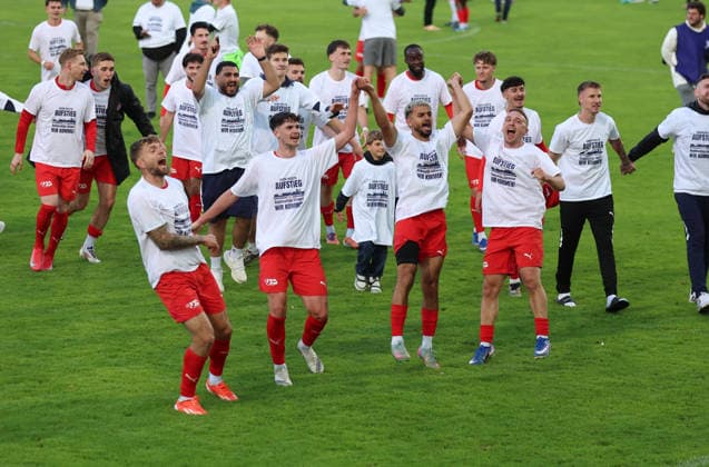 10.06.2026, Fussball Relegation zur Regionalliga Südwest, FK Pirmasens - VfR Mannheim, v.l., Mannheim-Spieler jubelnd bejubelt jubelt jubeln celebrate über den Aufstieg DFL DFB REGULATIONS PROHIBIT ANY USE OF PHOTOGRAPHS AS IMAGE SEQUENCES AND OR QUASI-VIDEO. xdcx