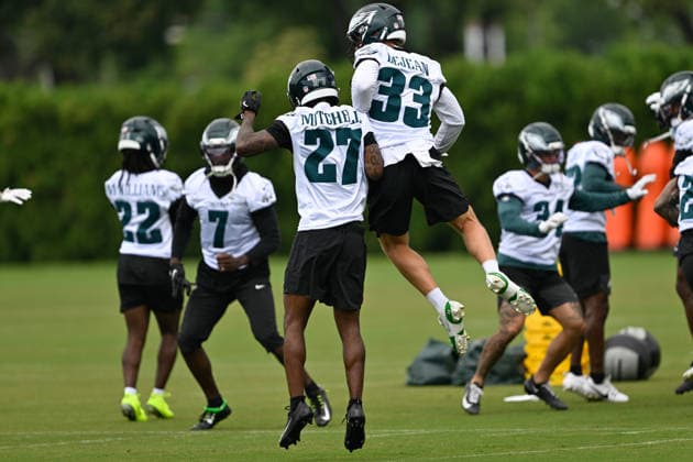 PHILADELPHIA, PA - JUNE 10: The Eagles secondary horses around with Philadelphia Eagles cornerback Cooper DeJean 33 during the Philadelphia Eagles off season minicamp on June 10th, 2026 at the Jefferson Health Training Complex in Philadelphia, PA. (Photo by Terence Lewis Icon Sportswire) NFL, American Football Herren, USA JUN 10 Philadelphia Eagles Minicamp EDITORIAL USE ONLY Icon260610013