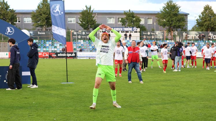 10.06.2026, xrekx, Fussball Relegation Regionalliga Suedwest , FK Pirmasens - VfR Mannheim v.l. Aufsteiger VfR Mannheim Mannschaft, Spieler, jubeln nach Spielende, Team, Player, celebrate at the end of the match David Nreca-Bisinger (VfR Mannheim) (DFL DFB REGULATIONS PROHIBIT ANY USE OF PHOTOGRAPHS as IMAGE SEQUENCES and or QUASI-VIDEO) Pirmasens