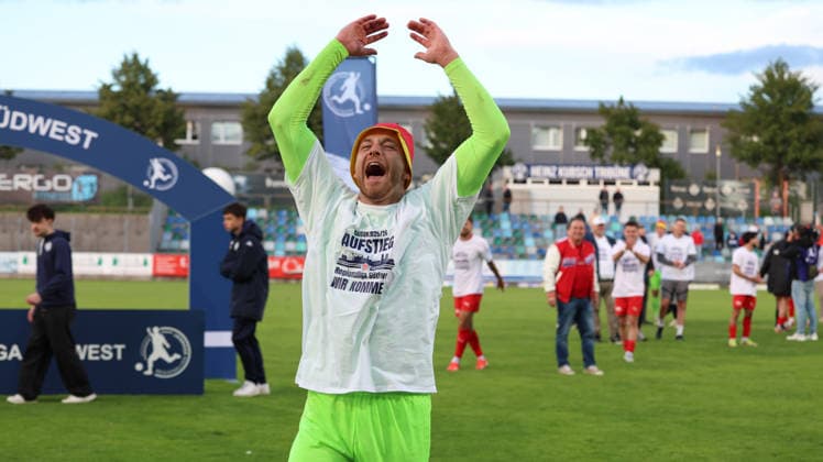 10.06.2026, xrekx, Fussball Relegation Regionalliga Suedwest , FK Pirmasens - VfR Mannheim v.l. Aufsteiger VfR Mannheim Mannschaft, Spieler, jubeln nach Spielende, Team, Player, celebrate at the end of the match David Nreca-Bisinger (VfR Mannheim) (DFL DFB REGULATIONS PROHIBIT ANY USE OF PHOTOGRAPHS as IMAGE SEQUENCES and or QUASI-VIDEO) Pirmasens *** 10 06 2026, xrekx, Fußball Relegation Regionalliga Suedwest , FK Pirmasens VfR Mannheim v l Aufsteiger VfR Mannheim Mannschaft, Spieler, jubeln nach Spielende, Team, Player, celebrate at the end of the match David Nreca Bisinger VfR Mannheim DFL DFB REGULATIONS PROHIBIT ANY USE OF PHOTOGRAPHS as IMAGE SEQUENCES and or QUASI VIDEO Pirmasens