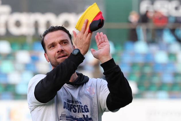 10.06.2026, xrekx, Fussball Relegation Regionalliga Suedwest , FK Pirmasens - VfR Mannheim v.l. Marcel Abele Trainer (VfR Mannheim) bedankt bedanken sich bei den Fans, the player thanks the fans for their support (DFL DFB REGULATIONS PROHIBIT ANY USE OF PHOTOGRAPHS as IMAGE SEQUENCES and or QUASI-VIDEO) Pirmasens