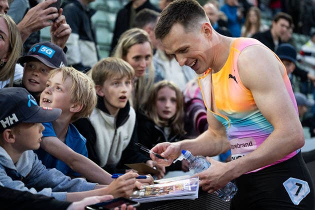 260610 Karsten Warholm of Norway with fans after men™s 400 meter hurdles during the Diamond League athletics competition Bislett Games on June 10, 2026 in Oslo. Photo: Jon Olav Nesvold BILDBYRAN COP 217 MM0071 bbeng friidrett friidrott athletics diamond league bislett games 2026 bislett games norge norway publik barn ungdom