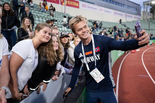 260610 Sondre Guttormsen of Norway with fans after the Diamond League athletics competition Bislett Games on June 10, 2026 in Oslo. Photo: Jon Olav Nesvold BILDBYRAN COP 217 MM0071 bbeng friidrett friidrott athletics diamond league bislett games 2026 bislett games norge norway publik barn ungdom