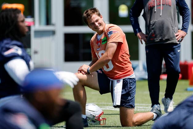 FOXBOROUGH, MA - JUNE 10: Drake Maye 10 of the New England Patriots has a laugh during New England Patriots Minicamp on June 10, 2026, at Gillette Stadium in Foxborough, Massachusetts. (Photo by Fred Kfoury III Icon Sportswire) NFL, American Football Herren, USA JUN 10 New England Patriots OTA EDITORIAL USE ONLY Icon482260610009