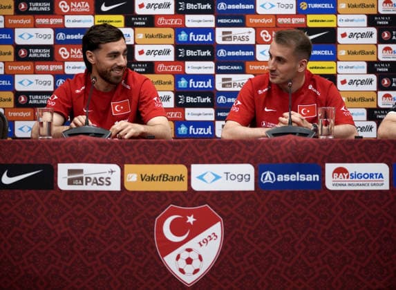 Fußball, FIFA WM 2026, Nationalteam Türkei, Pressekonferenz Turkish National Football Team players hold press conference, PK, Pressekonferenz in Arizona MESA, ARIZONA, UNITED STATES - JUNE 10: Orkun Kokcu (L) and Kerem Akturkoglu (R) of the Turkish National Football Team attend a press conference at their team hotel ahead of their upcoming opening match against Australia in Group D of the 2026 FIFA World Cup, WM, Weltmeisterschaft, Fussball in Mesa, Arizona, United States, on June 10, 2026. Tayfun Coskun Anadolu Arizona United States. Editorial use only. Please get in touch for any other usage. Copyright: x2026xAnadoluxTayfunxCoskunx