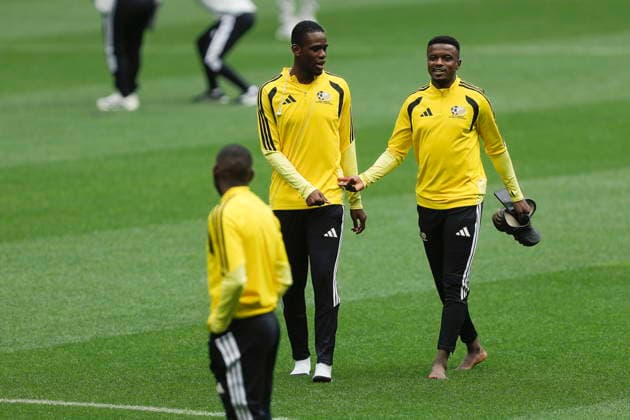 Fußball, FIFA WM 2026, Nationalteam Südafrika, Platzbegehung im Aztekenstadion South Africa team conducts pitch inspection ahead of World Cup opening match South African players during a pitch inspection at the Mexico City Stadium, also known as the Estadio Azteca, in Mexico City, Mexico, 09 June 2026. The South African team inspected the pitch one day before the 2026 World Cup opening match against host country Mexico. Mexico City Mexico  Copyright: xISAACxESQUIVELx